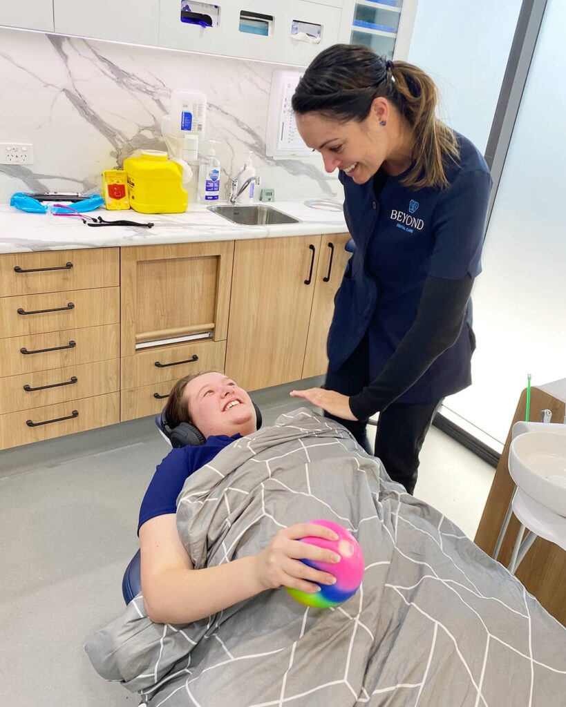 Patient in our Bellara dental clinic using a weighted blanket. This type of blanket provides deep pressure stimulation, reduces anxiety and allows you to experience a gentle, hug-like sensation